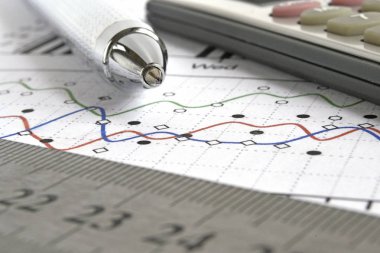 Grafik, cetvel, kalem ve hesap makineli iş arkaplanı