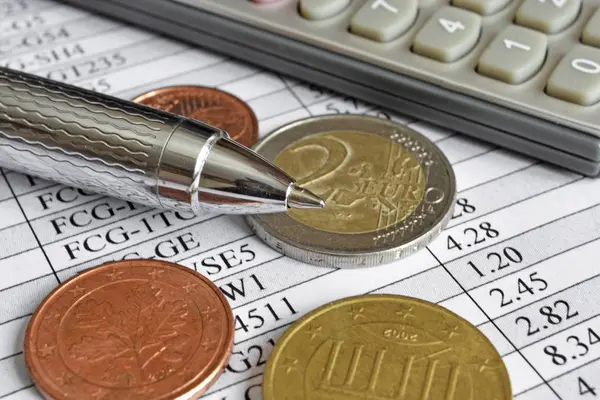 Finanzielle Hintergründe mit Geld, Taschenrechner, Lineal, Tisch und Stift — Stockfoto
