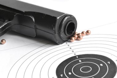 Airgun ve hedef arka plan üzerinde madde işaretleri