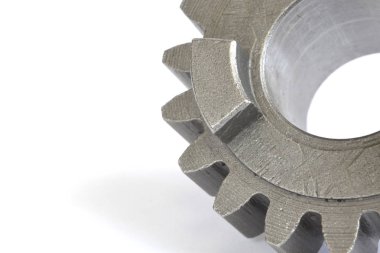 Beyaz zemin üzerinde bir metal dişli