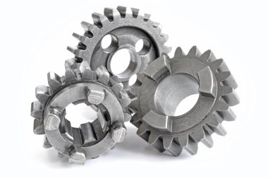 beyaz zemin üzerinde üç metal Dişliler