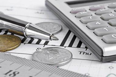 Para, hesap makinesi, grafik ve kalem ile mali geçmiş