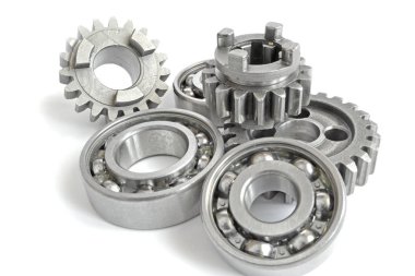 Beyaz arka planda dişliler ve yönler