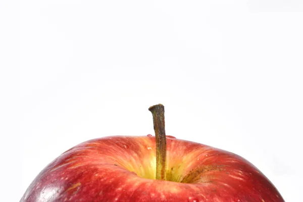 Rött närbild äpple på den vita bakgrunden — Stockfoto
