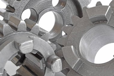 beyaz zemin üzerinde üç metal Dişliler