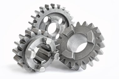 beyaz zemin üzerinde üç metal Dişliler