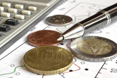 Para, hesap makinesi, cetvel, grafik ve kalem ile finansal arka plan