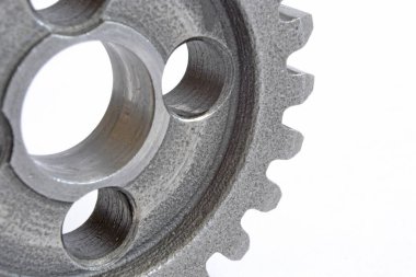 Beyaz zemin üzerinde bir metal dişli