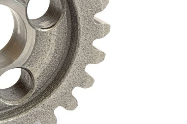 Beyaz zemin üzerinde bir metal dişli