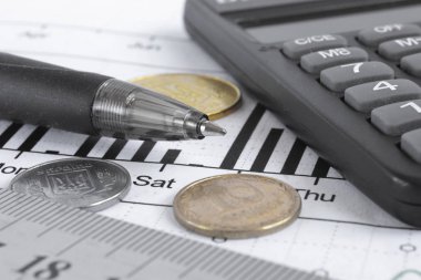 Para, hesap makinesi, grafik ve kalem ile mali geçmiş