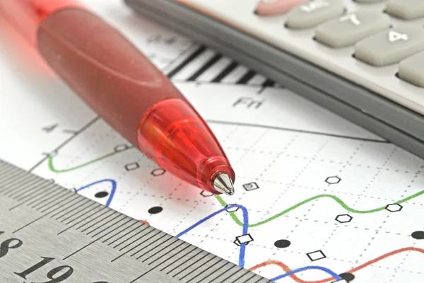 Geschäftshintergrund mit Graph, Lineal, Stift und Taschenrechner — Stockfoto