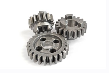 beyaz zemin üzerinde üç metal Dişliler