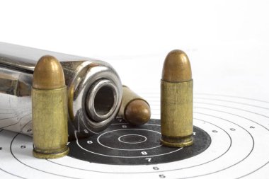 Tabanca ve beyaz arka plan üzerinde mühimmat