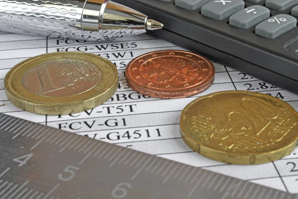Kontekst finansowy z pieniędzmi, kalkulatorem, linijką, stołem i długopisem — Zdjęcie stockowe