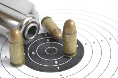 Tabanca ve beyaz arka plan üzerinde mühimmat