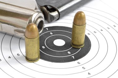 Tabanca ve beyaz arka plan üzerinde mühimmat