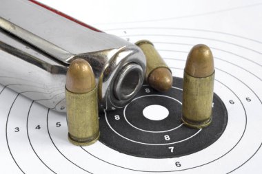 Tabanca ve beyaz arka plan üzerinde mühimmat