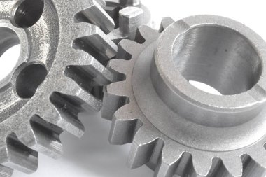 beyaz zemin üzerinde üç metal Dişliler