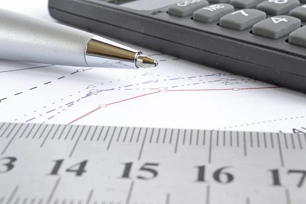 Tło biznesowe z wykresem, linijką, długopisem i kalkulatorem — Zdjęcie stockowe