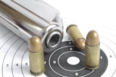 Tabanca ve beyaz arka plan üzerinde mühimmat