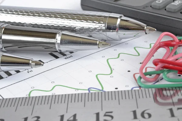 Business bakgrund med diagram, pennor och miniräknare — Stockfoto