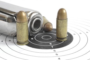 Tabanca ve beyaz arka plan üzerinde mühimmat