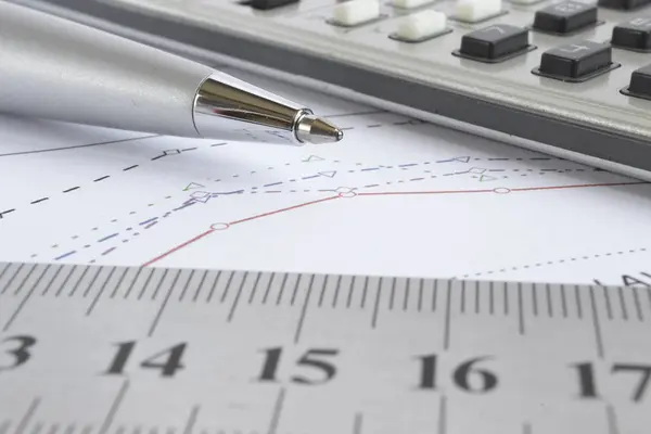 Бизнес фон с графиком, линейкой, ручкой и калькулятором . — стоковое фото