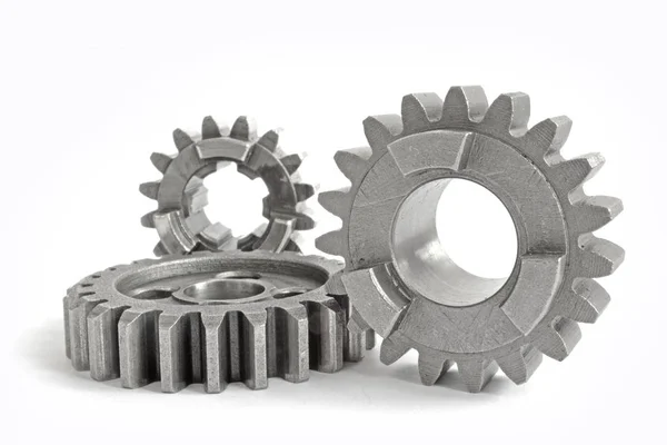 beyaz zemin üzerinde üç metal Dişliler