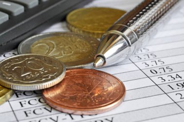 para, hesap makinesi, masa ve kalem finansal arka plan
