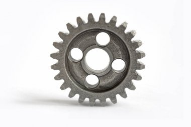 Beyaz zemin üzerinde bir metal dişli