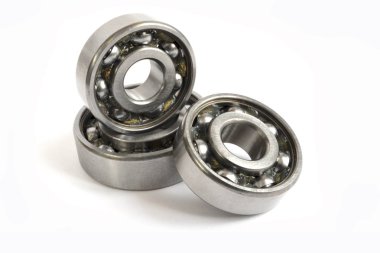 Beyaz zemin üzerinde üç yatakları