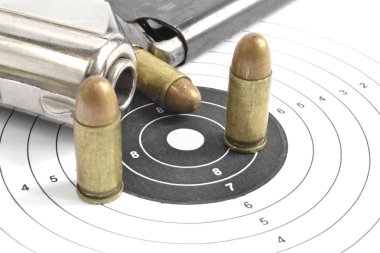 Tabanca ve beyaz arka plan üzerinde mühimmat