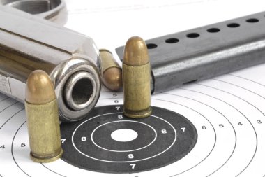 Tabanca ve beyaz arka plan üzerinde mühimmat