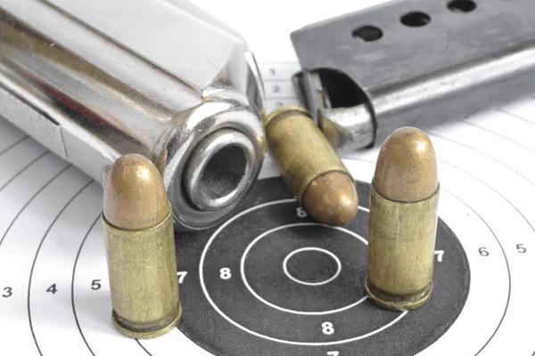 Pistool en munitie op de witte achtergrond — Stockfoto
