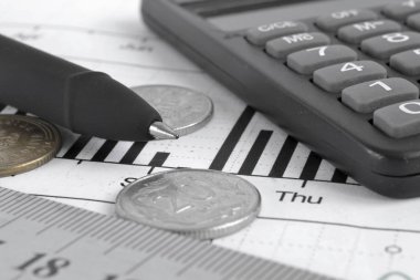 Para, hesap makinesi, grafik ve kalem ile mali geçmiş