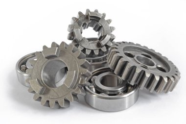 Beyaz arka planda dişliler ve yönler