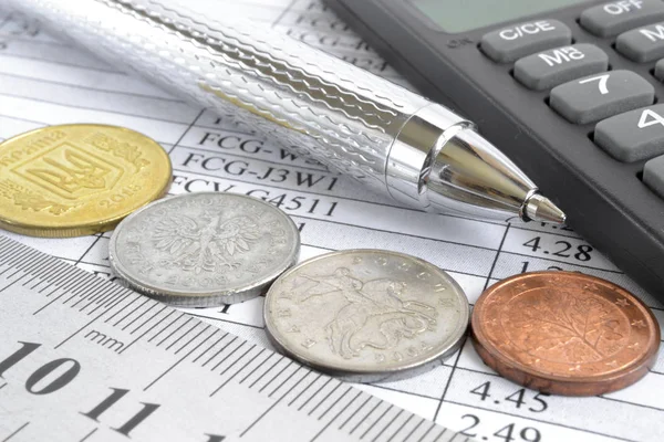 Fondo financiero con dinero, calculadora, mesa y bolígrafo — Foto de Stock