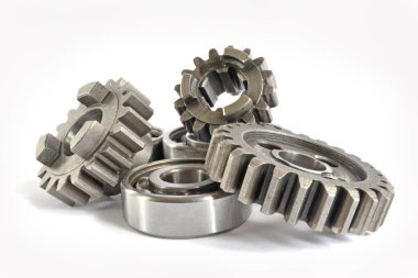 Beyaz arka planda dişliler ve yönler