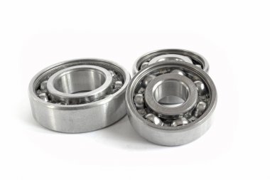 Beyaz zemin üzerinde üç yatakları