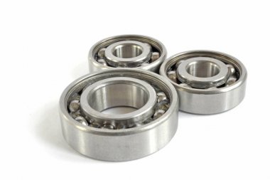 Beyaz zemin üzerinde üç yatakları