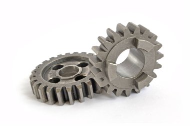 beyaz zemin üzerine iki metal Dişliler