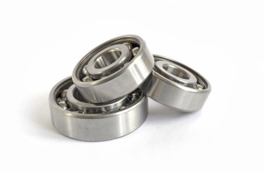 Beyaz zemin üzerinde üç yatakları