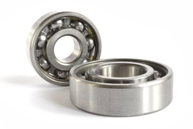 Beyaz arka plan üzerinde iki yatakları