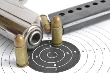 Tabanca ve beyaz arka plan üzerinde mühimmat