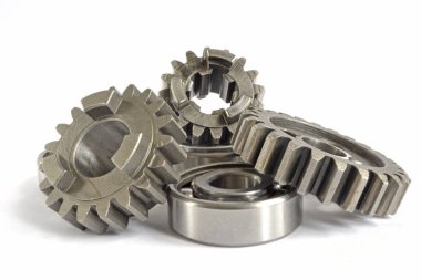 Beyaz arka planda dişliler ve yönler