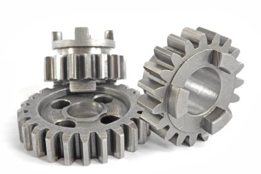 beyaz zemin üzerinde üç metal Dişliler