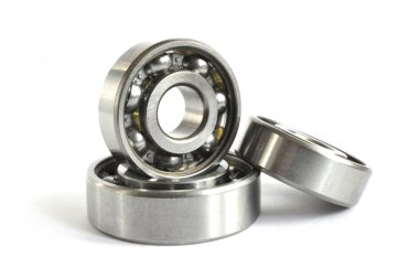 Beyaz zemin üzerinde üç yatakları