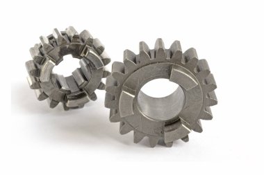 beyaz zemin üzerine iki metal Dişliler