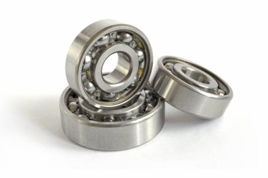 Beyaz zemin üzerinde üç yatakları