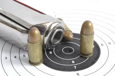 Tabanca, hedef ve beyaz arka plan üzerinde mühimmat